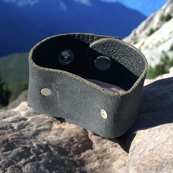 🌺Vintage Black Leather Cuff with Floral Metal Accent - Picture 9 of 9